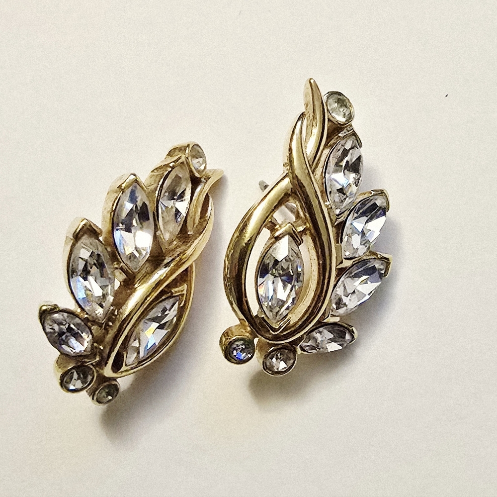 Vintage 80s 90s Trifari gold rhinestone post earrings